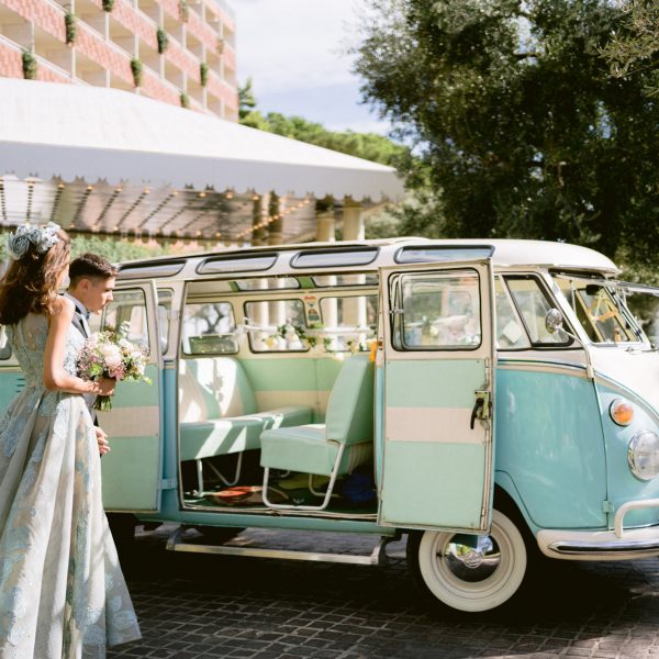 Destination Wedding Roma - sposi con caravan